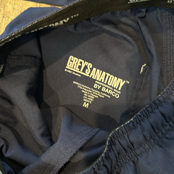 Men’s Greys Anatomy scrub set. Top is size small, bottoms are size medium - Picture 5 of 6